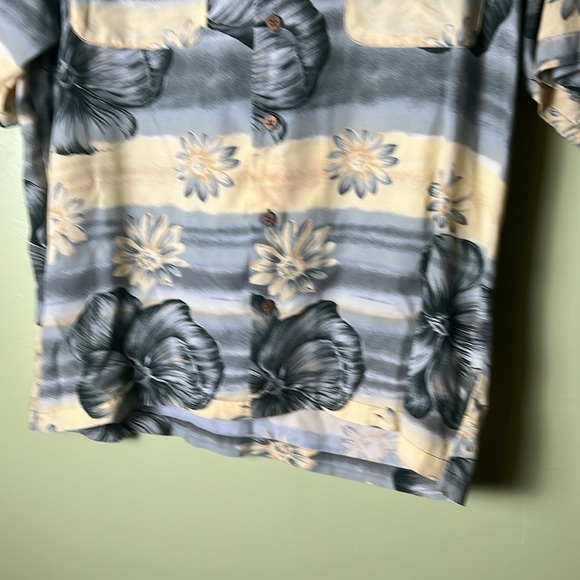 Tommy Bahama men’s Gray Floral Shirt - Picture 5 of 8